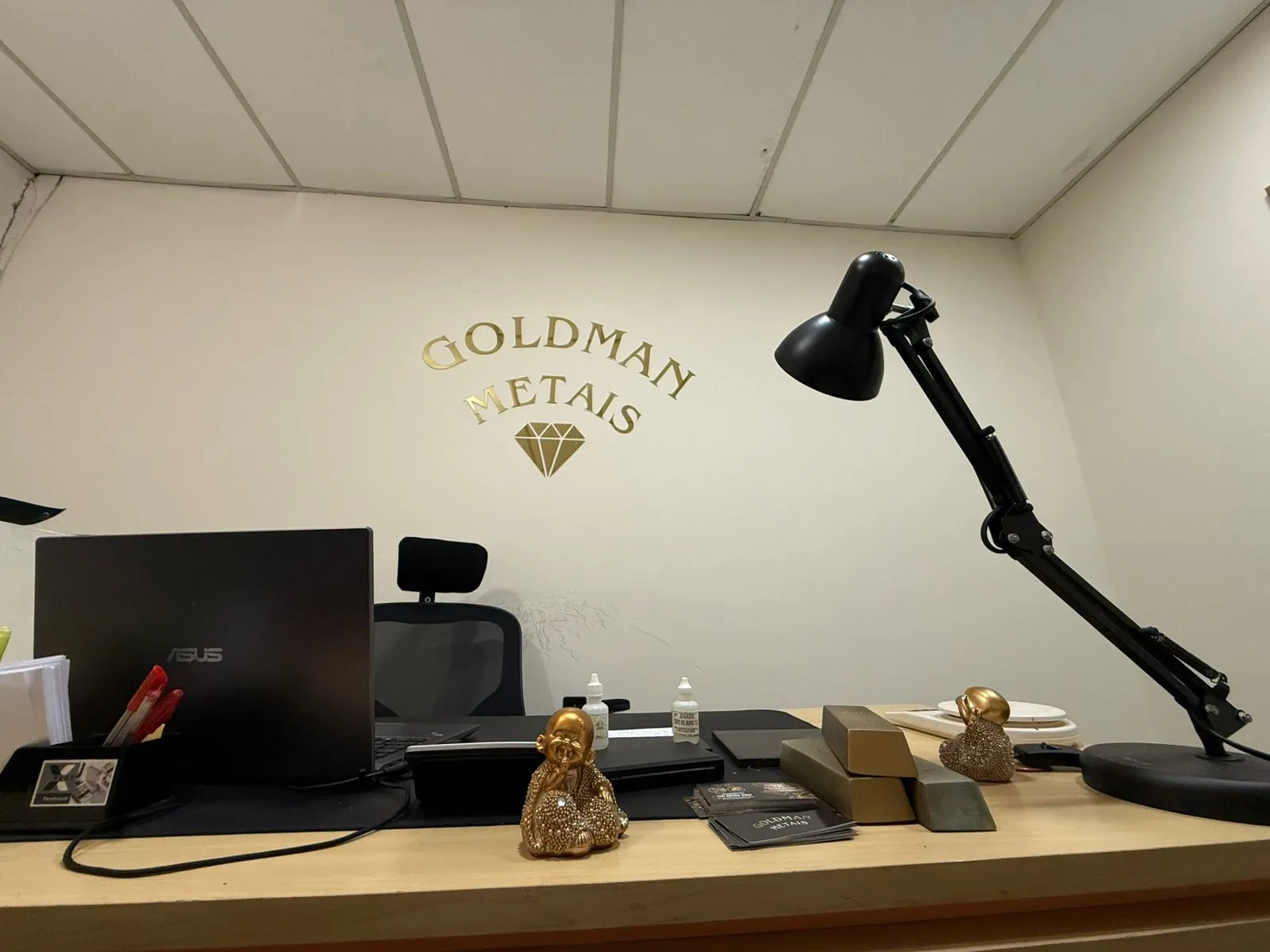 Bancada de atendimento da Goldman Metais no Mercadão Municipal de Ourinhos